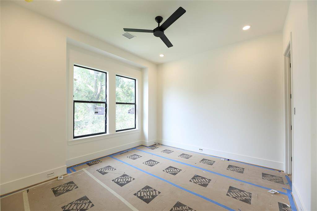 Secondary Bedroom #2 w/ dual entrance bathroom & walk-in closet.