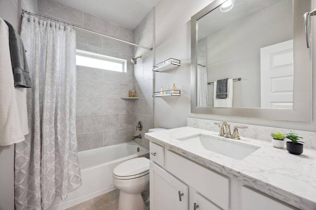 Third floor secondary full bathroom