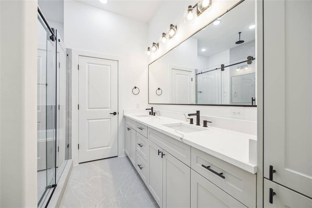 Riverway Homes uses beautiful finishes throughout.  Your master bath, boasts floor to ceiling designer tile, a large, walk-in shower, huge, soaking tub, and a rain shower head.