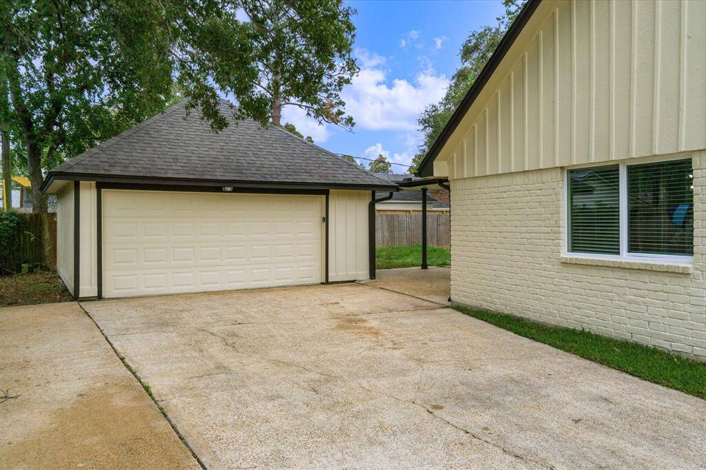 Double driveway with 2 car garage
