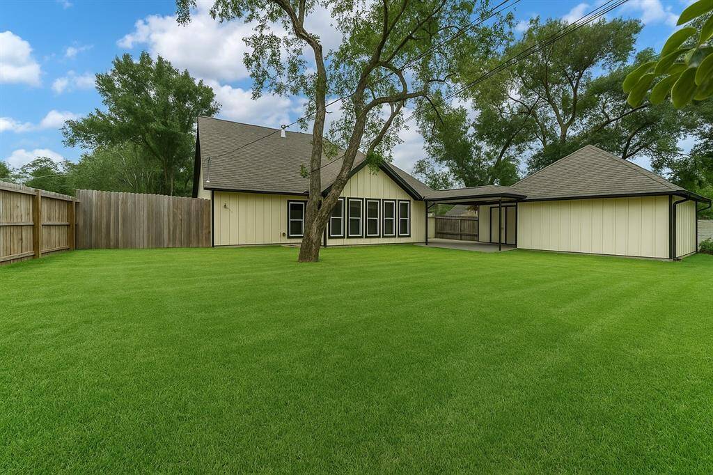 Large backyard with a blank canvas