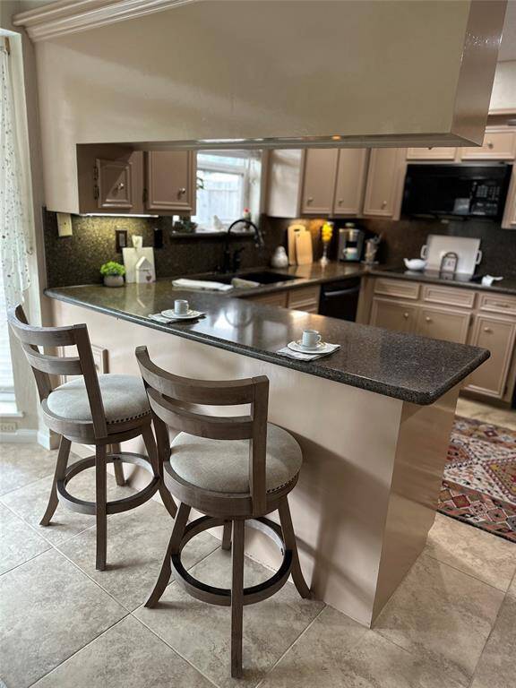 Kitchen with breakfast bar