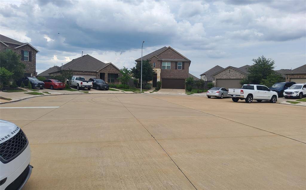This convenient cul-de-sac view assures easy parking!