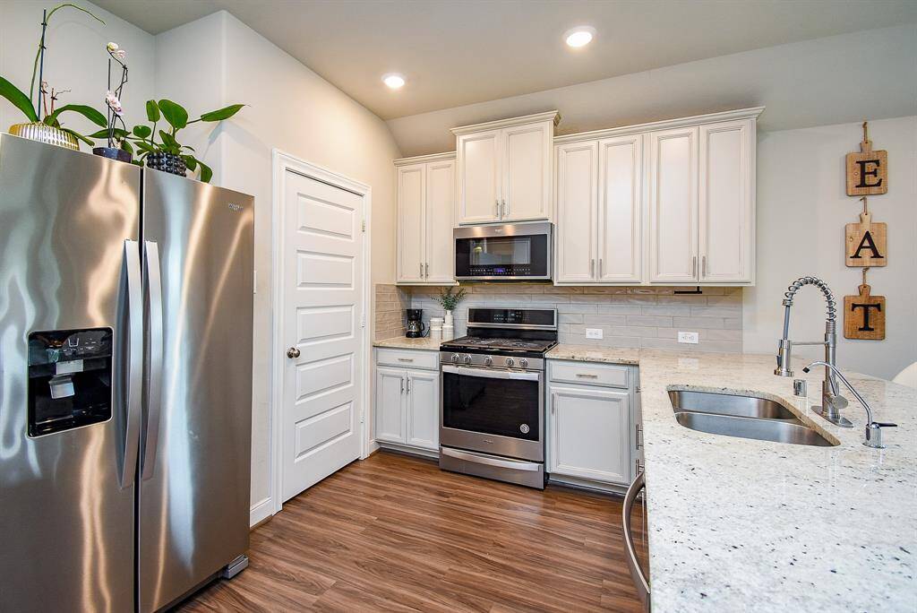 A modest, truly workable California kitchen offers tremendous cabinet and granite counter space for everyday and special day entertaining.