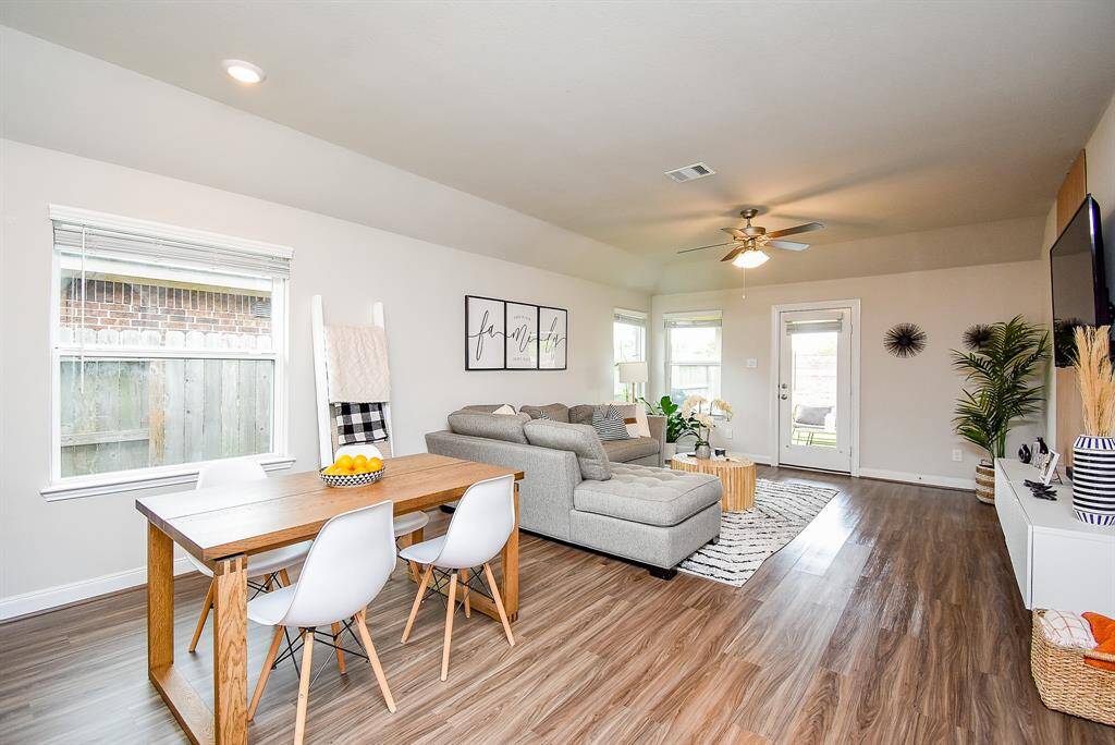 Lots of wide open wall/floor space lets you create the kind of social/dining atmospheres you want and need.