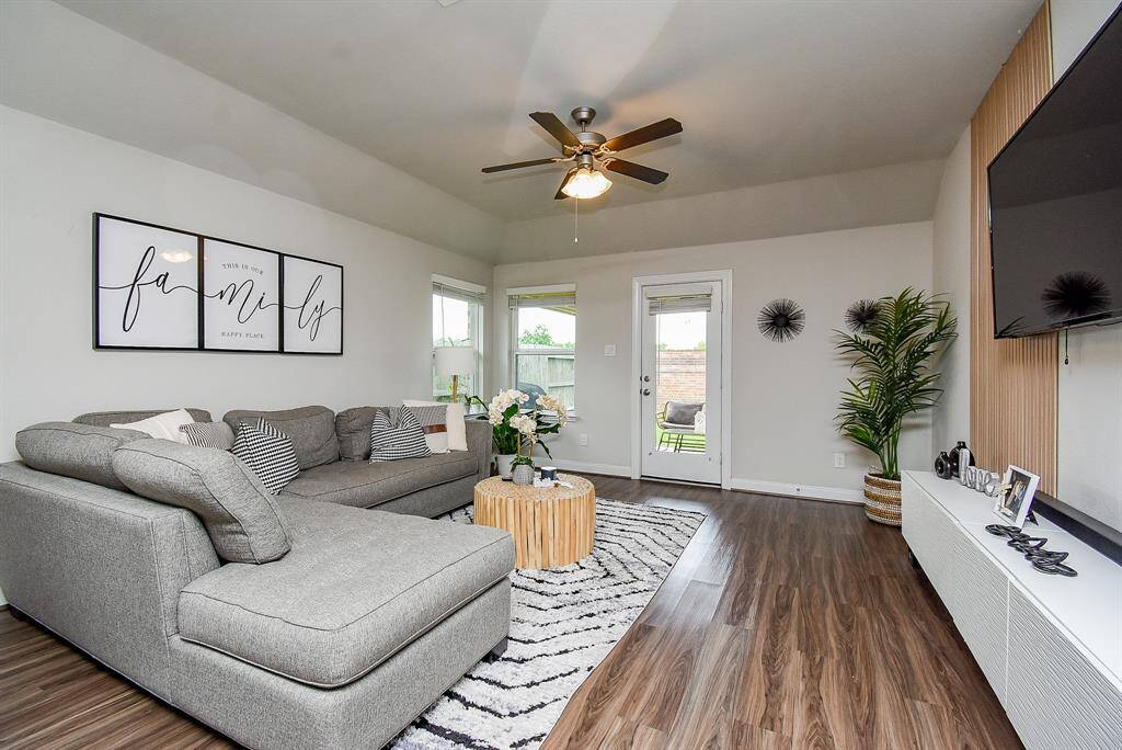 Don't you love the built-in cabinetry on the wall, right?
