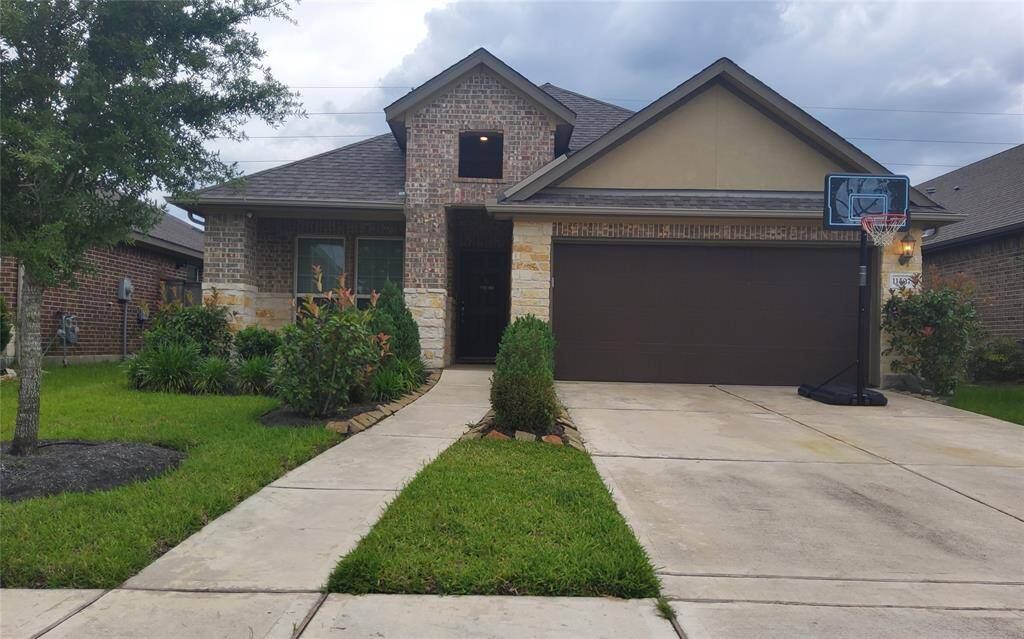 Just pull right into your gorgeous 1-story, brick residence at 11507 Brookside Arbor Lane, Richmond, in the Sendero Trail community. The dual-vehicle attached garage sits above its long, roomy driveway, with accessible pristine walkways to the front entrance.