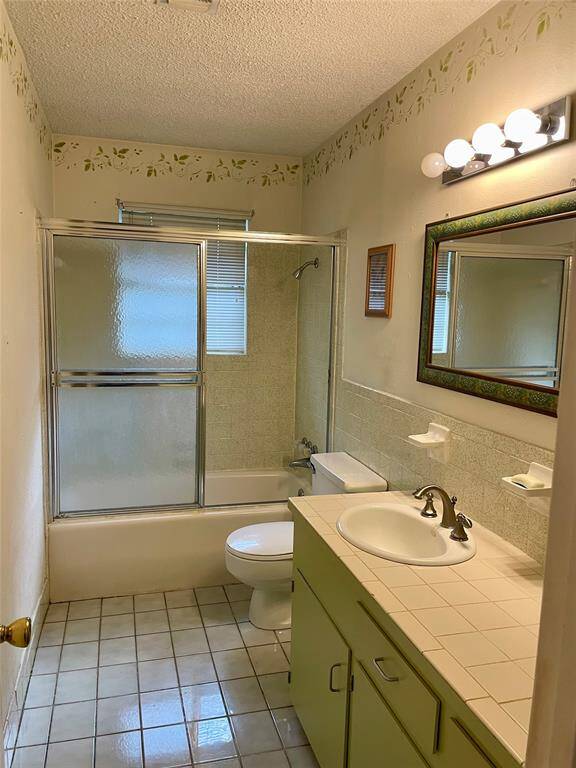 Hall bathroom with Vintage Green Tiles.