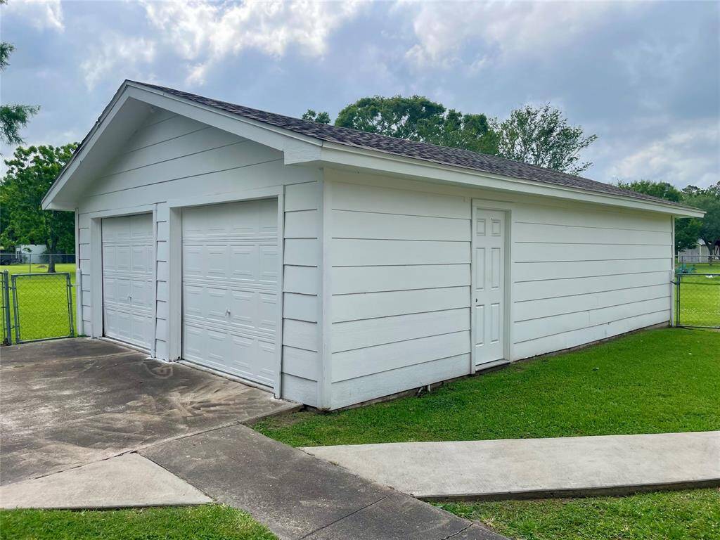 Oversized 2 car detached garage