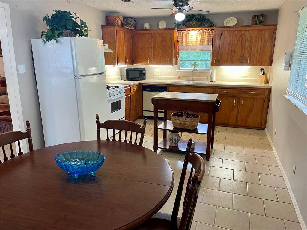 Country Sized Kitchen