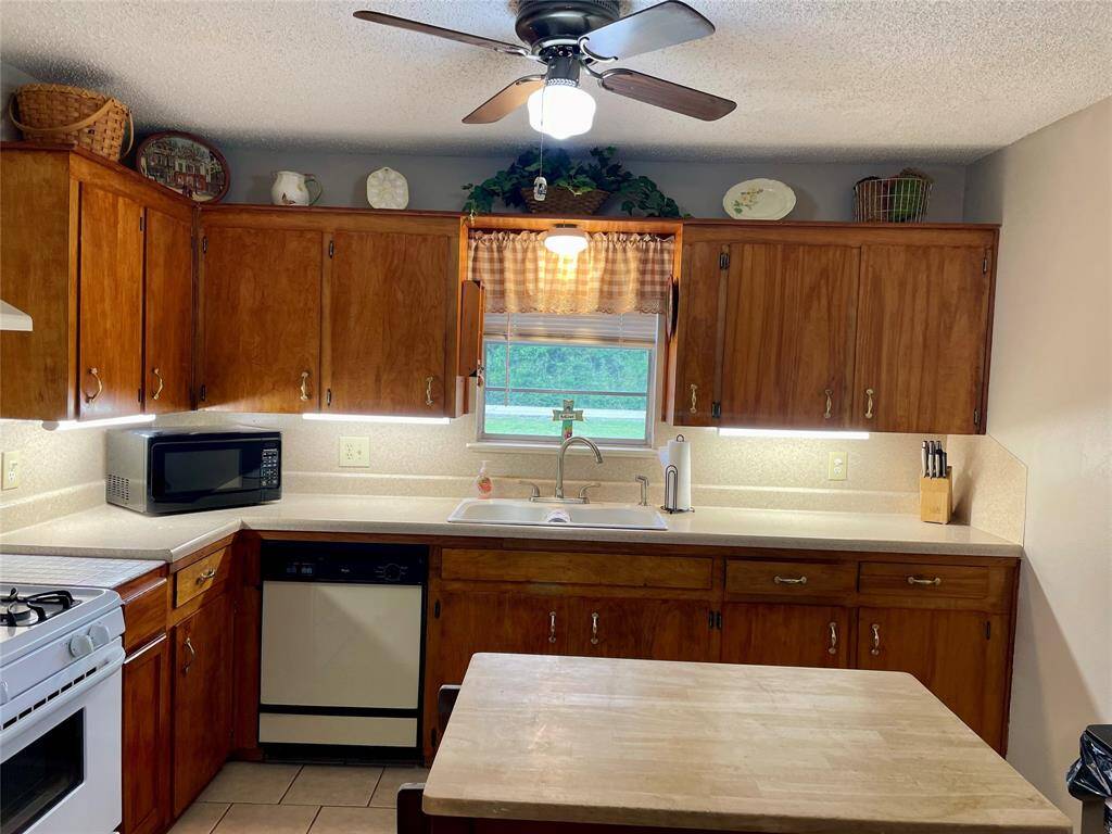 Gas Range, Refrigerator Stays with Home