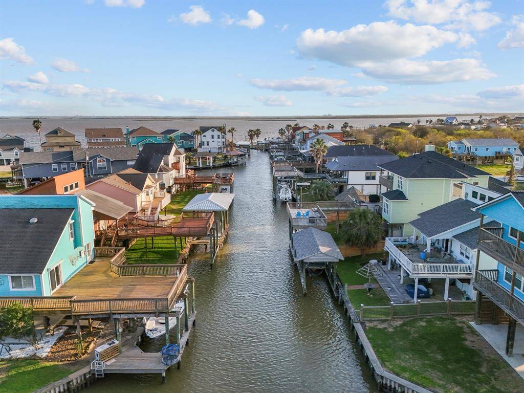 Just gorgeous! Time to imagine yourself sitting out on this deck enjoying life or heading down the canal to the open bay!