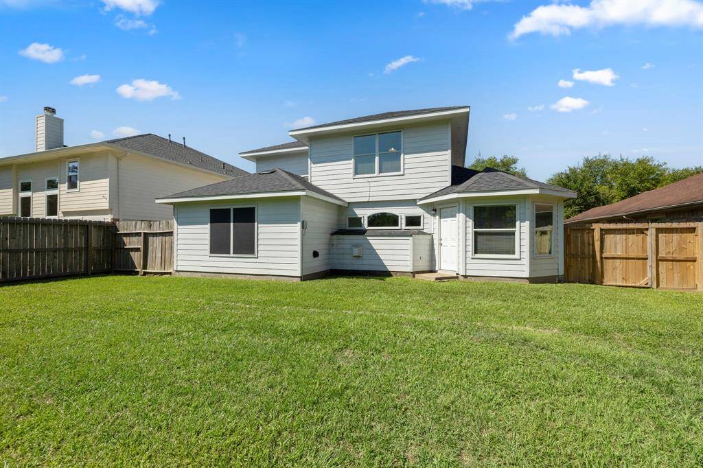 Just take a look at this well manicured lawn surrounded by energy efficient windows!