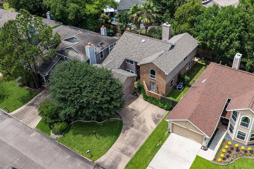 This four-bedroom 2.5 bath home has a fully fenced backyard and a nicely landscaped front garden. The roof was installed in 2017.