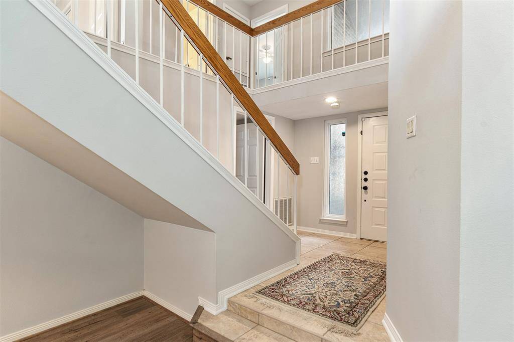 12722 Skyknoll has a great open plan and soaring ceilings.