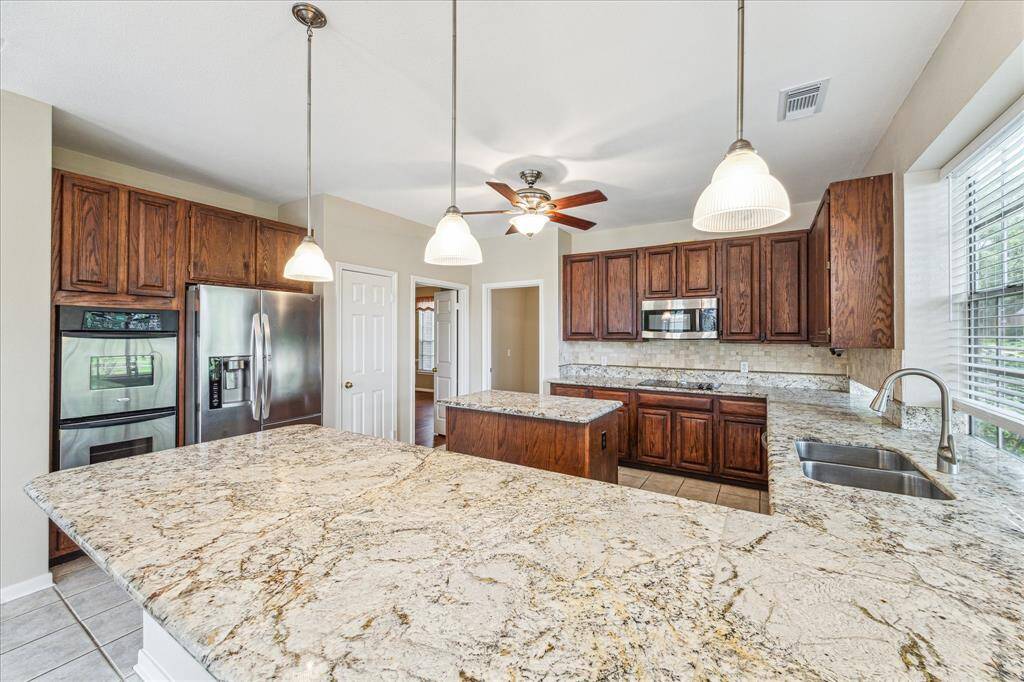 Spacious kitchen that is sure to please the cook in your family!
