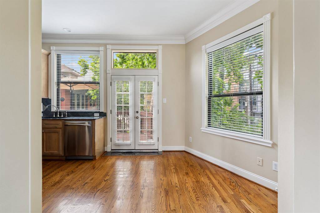 Charming breakfast area just off the kitchen, perfect for casual meals or morning coffee.