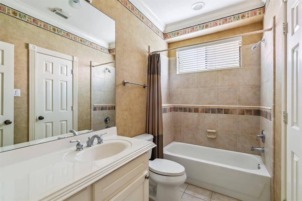 Secondary Bath (First Floor)