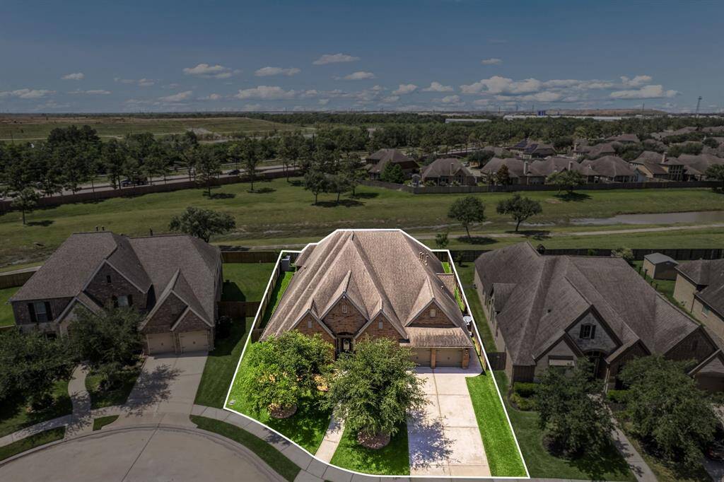 This home sits on a large lot with ample yard space in front and the back, lush landscaping and a well-maintained yard. Plenty of space to accommodate guest parking and situated on a quiet cul-de-sac street in the Shadow Creek Ranch community.