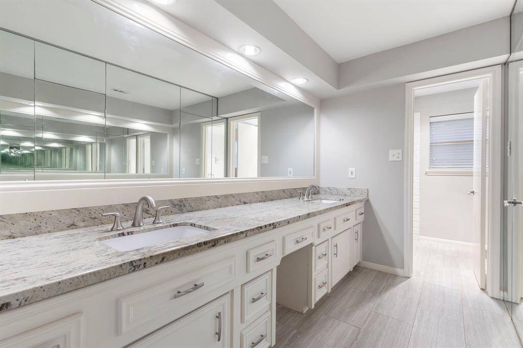 Primary En-Suite bath with HUGE walk-in closet.