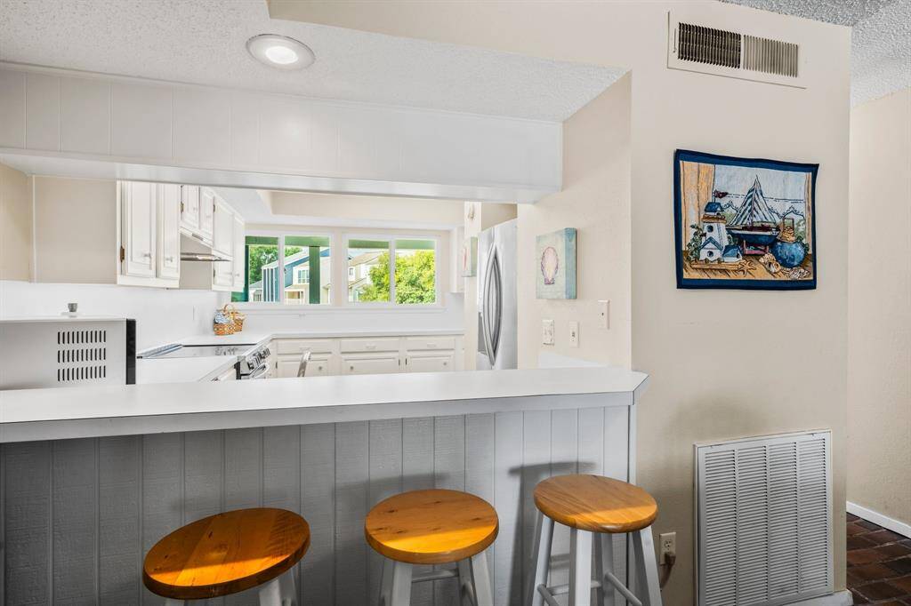 Breakfast Bar and Stools allow for plenty of seating