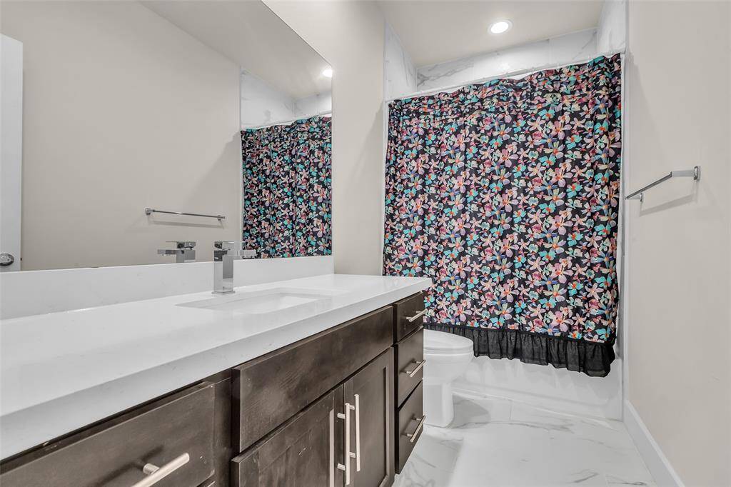 Full bath for first floor bedrooms.