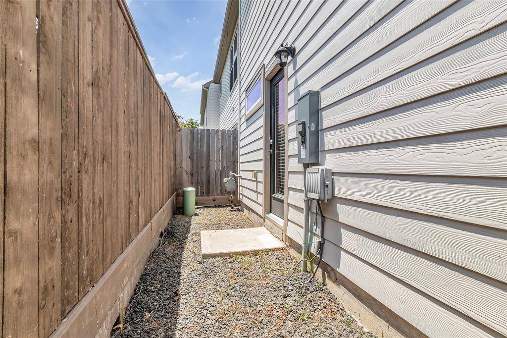 Just enough fenced green space for a furry friend!