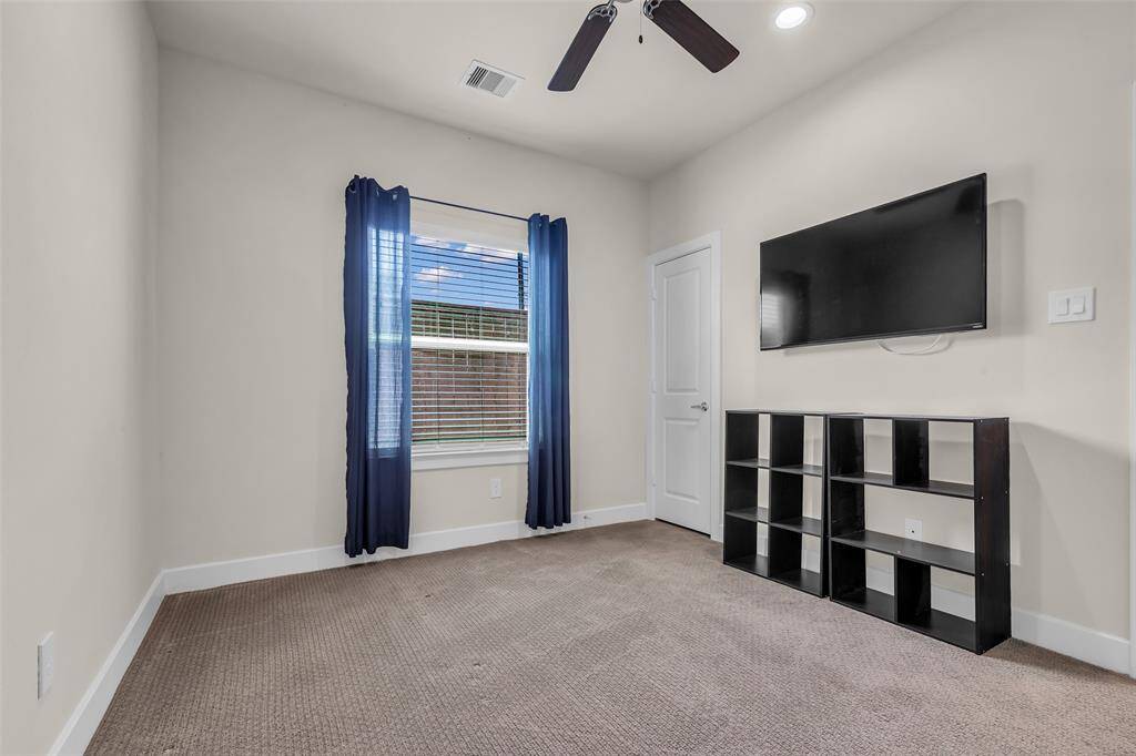 Second Downstairs bedroom.