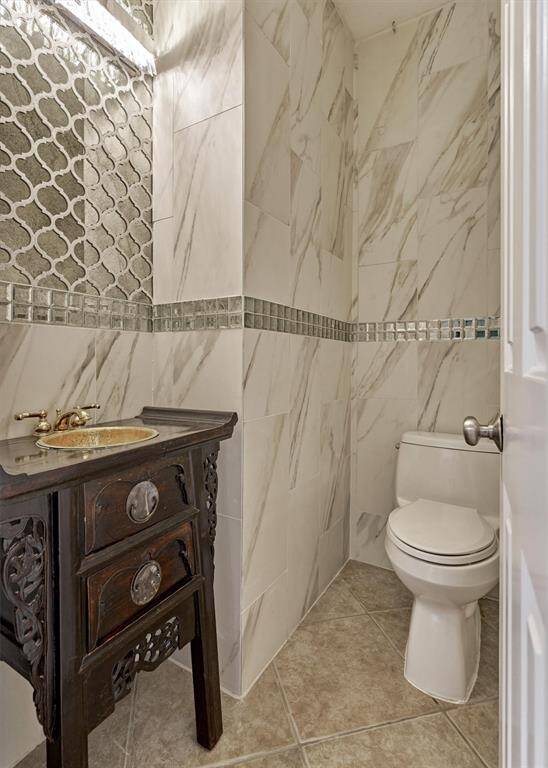 Exquisite powder room.