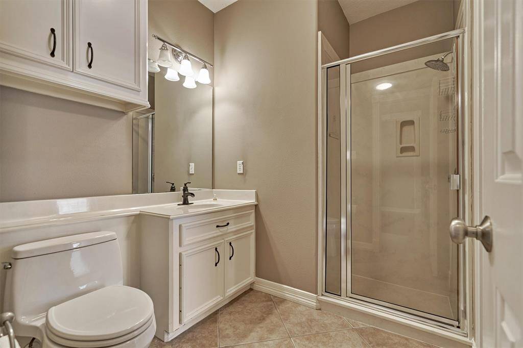This is the shared bath for bedrooms 3 & 4.