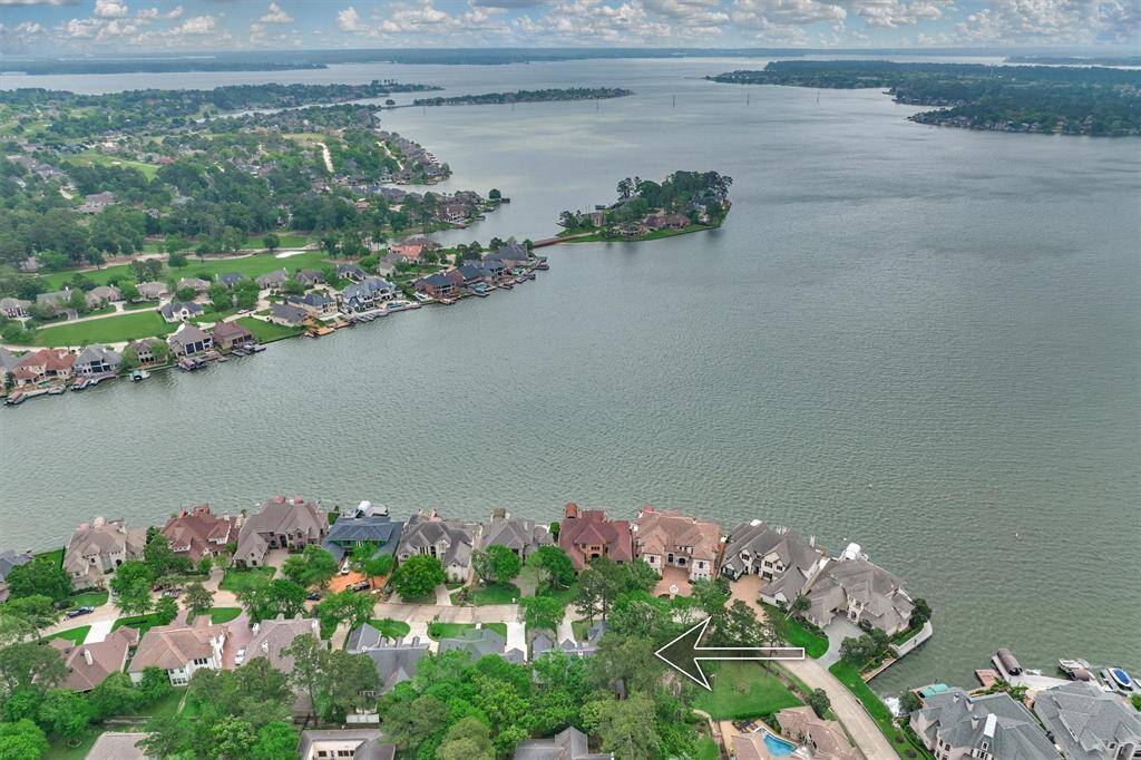 If you want to experience lake living, then look no further!