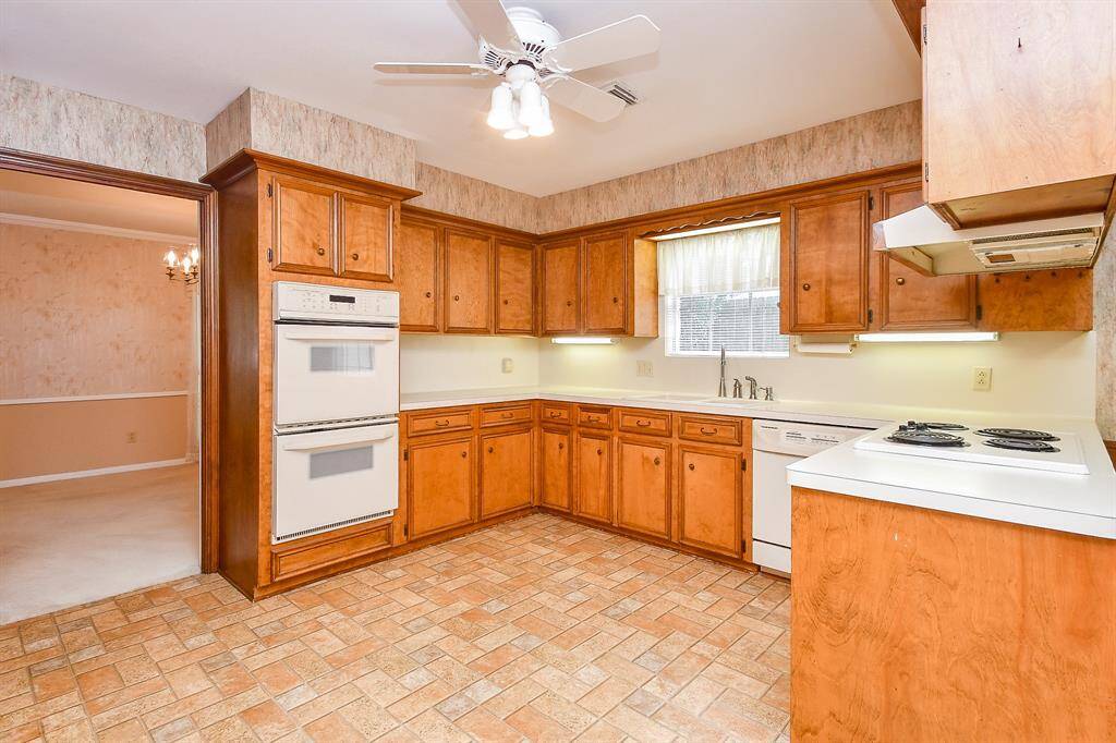 There is a nice amount of space in the kitchen.