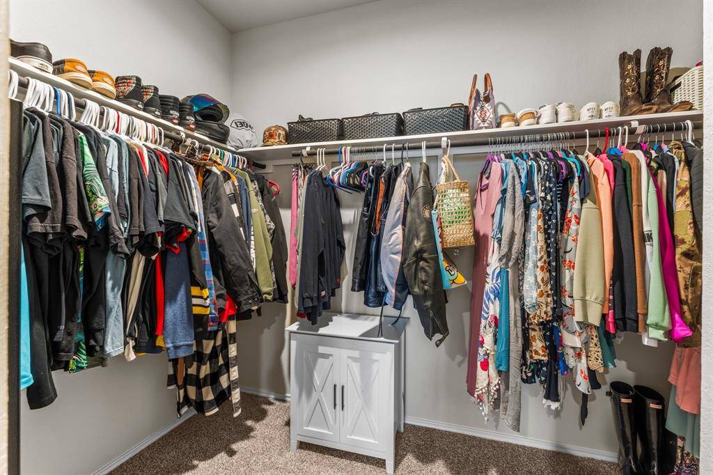 Huge closet with plenty of space.  Time to go shopping!