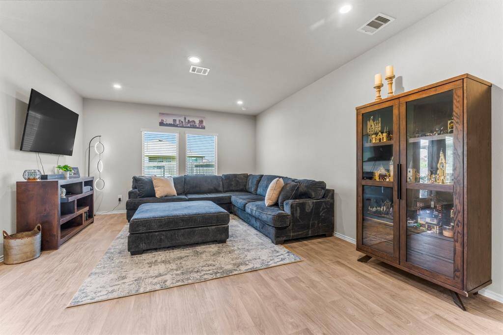 Large family room that opens to the kitchen.