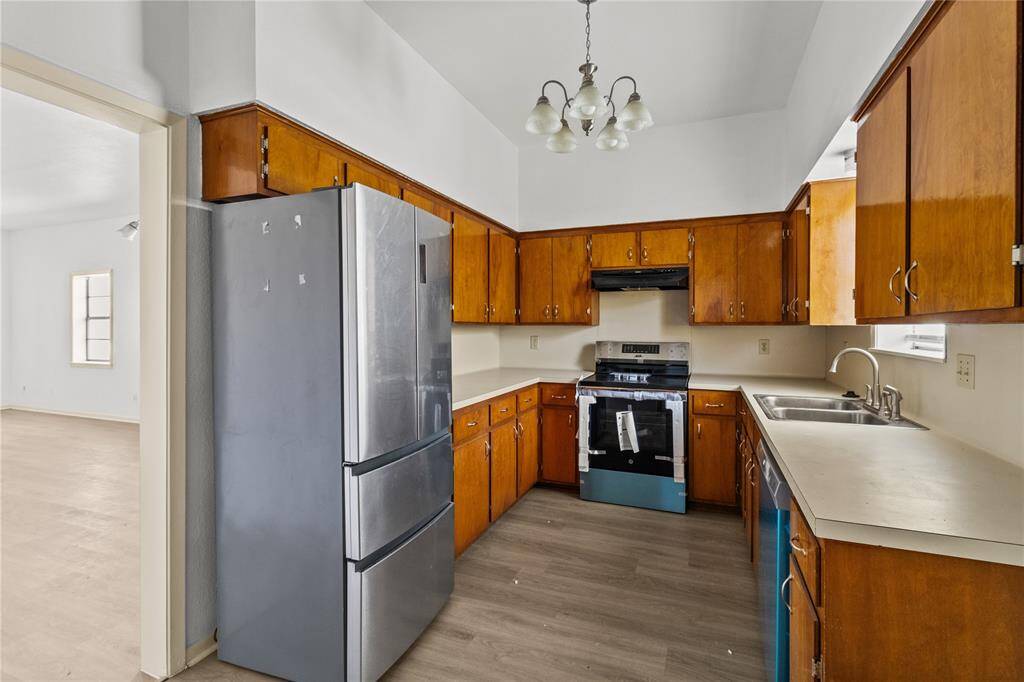 Solid Wood Cabinates in Kitchen with New appliances