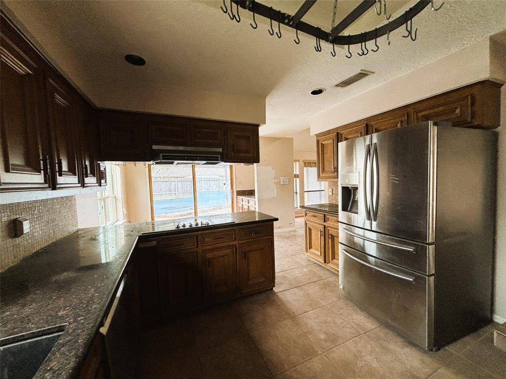 You can enjoy the view through the breakfast area while you are cooking.