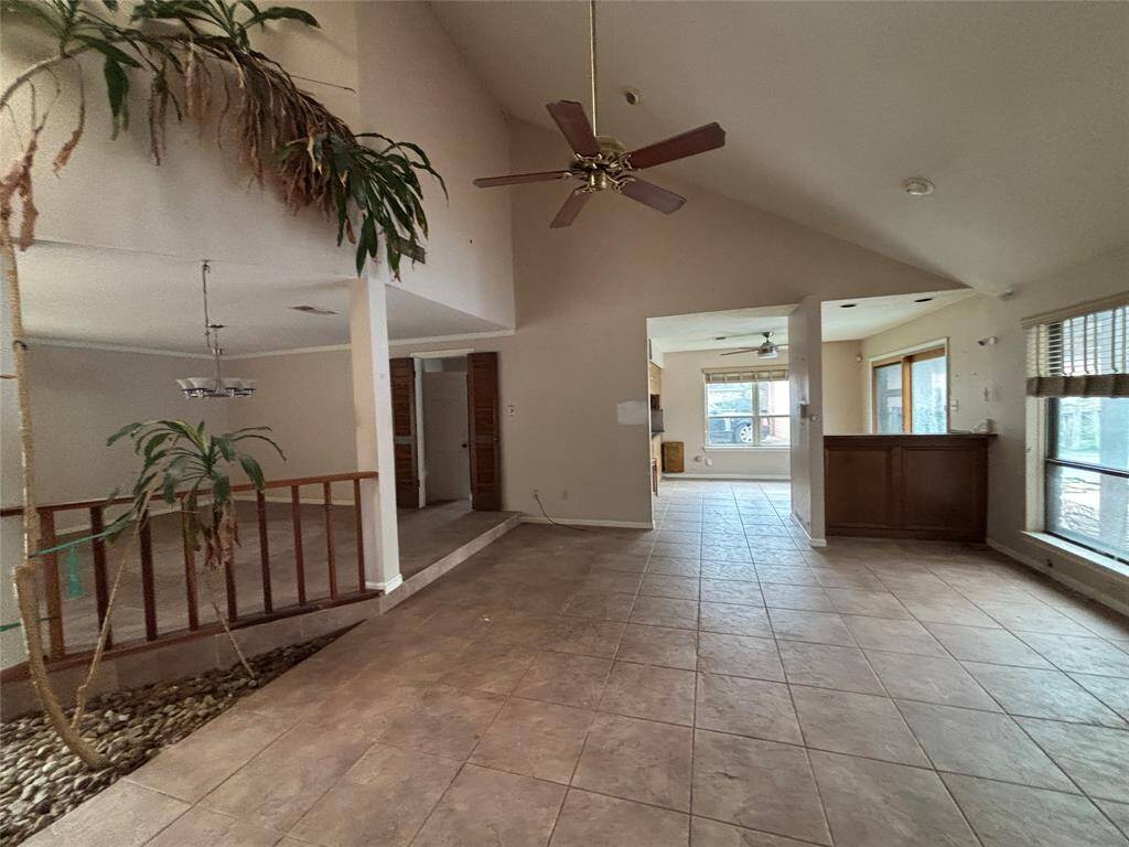 The high ceiling and the spacious room offers you the ability to host large gatherings.