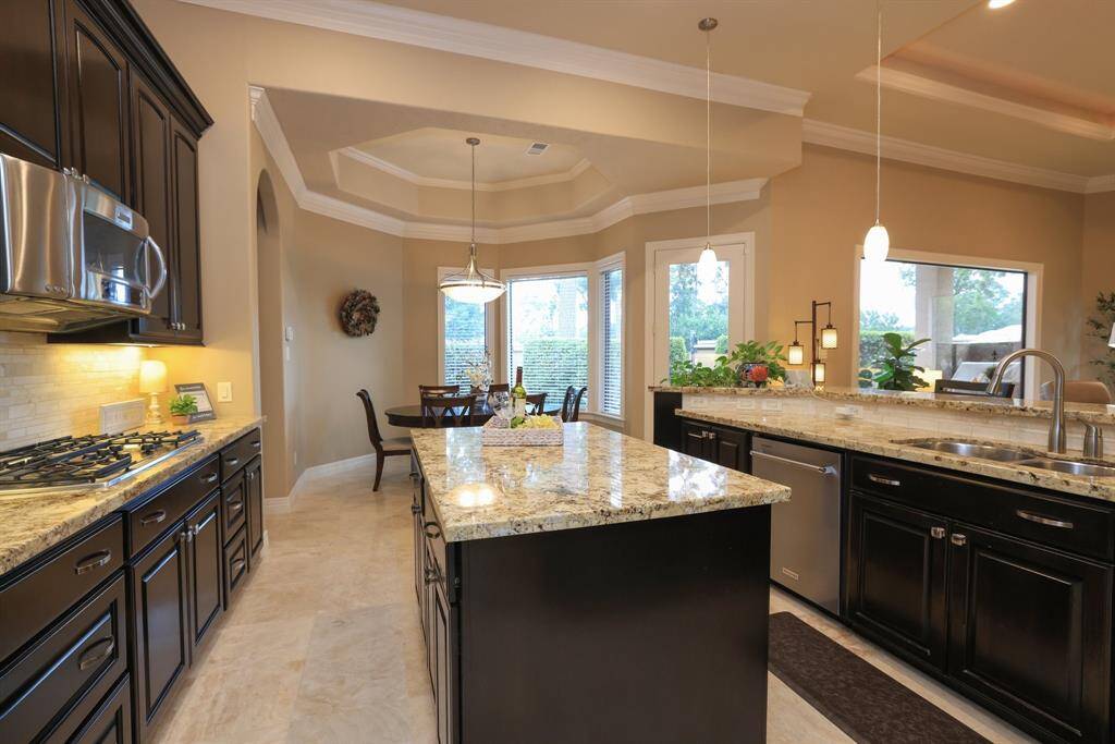 This U-shaped kitchen is ideal for meal preparation and entertaining, featuring a spacious walk-in pantry for added convenience.
