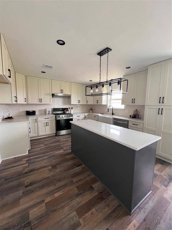 Kitchen with large island