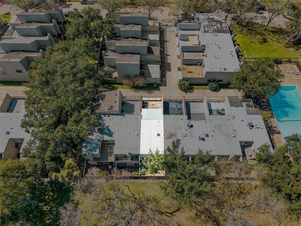 This home sits on a large lot with a spacious front patio. Plenty of space to accommodate guest parking and situated in the Walkers Mark Townhome community.