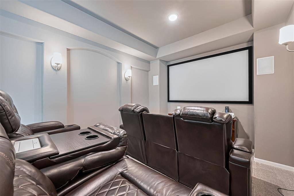 Movie time... media room with built in speakers an ready to use projector. Come lounge with your friends and watch a good movie.