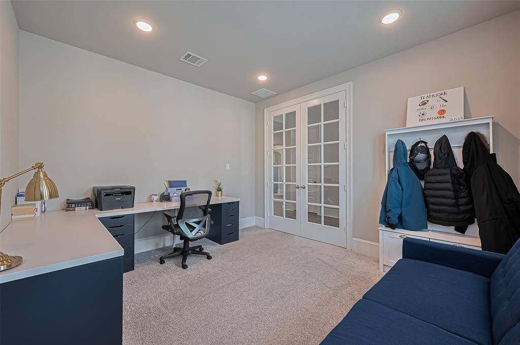 Spacious room with endless possibilities