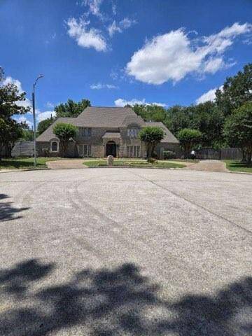 Front view ofthe beautiful estate and circle driveway.