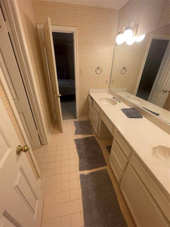 jack/jill bathroom