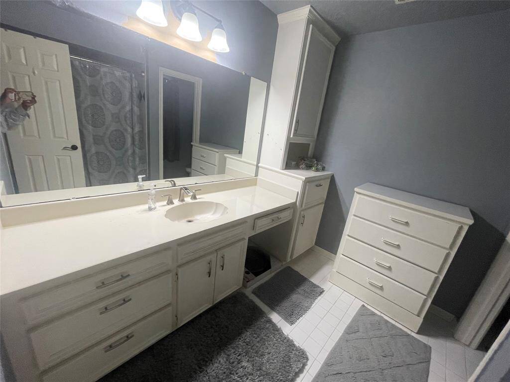 mother-in law bathroom in 4 bedrrom