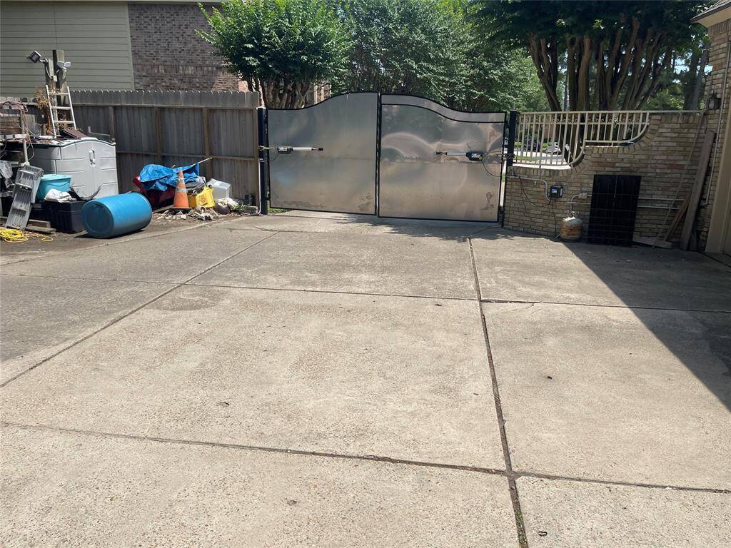 Large RV play area near 3 car garage gated  for privacy