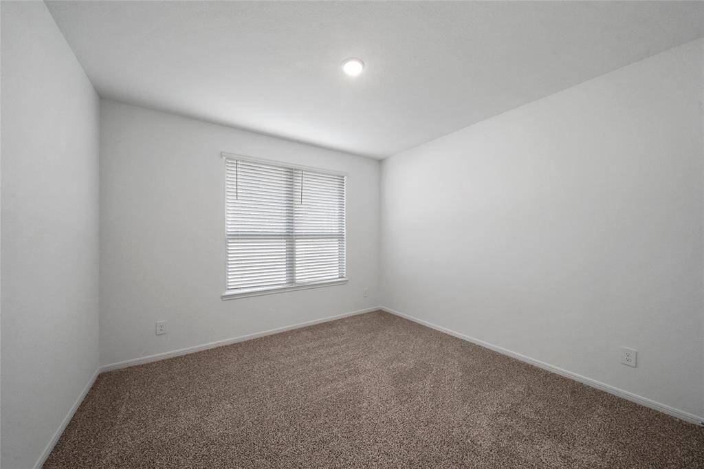 Secondary bedroom.