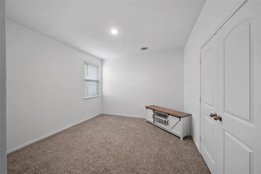Secondary bedroom.