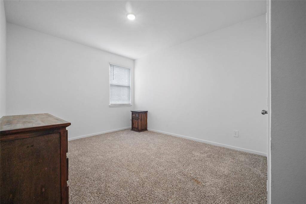 Secondary bedroom.