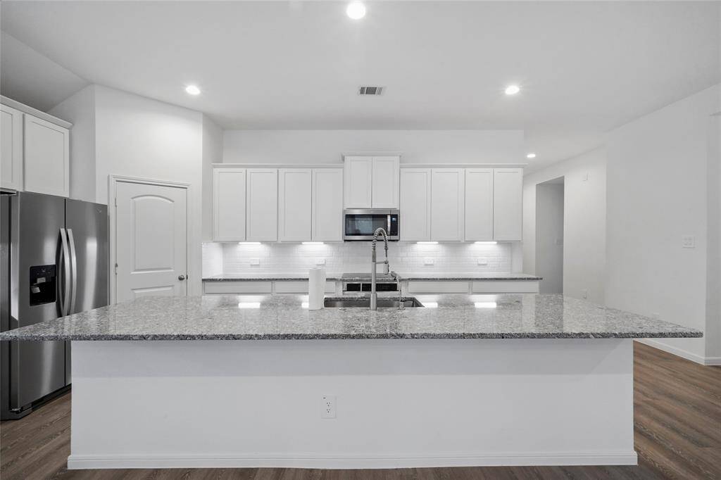 Sizable island with breakfast bar.
